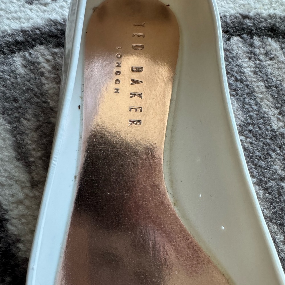 Ted Baker White Patent Leather Flats with Rose Gold Bow - Picture 4 of 7